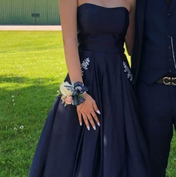 STUNNING Melanie Lyne Satin Ballgown - Picture 3 of 3